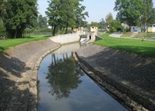 Fragment of the Dłubnia River with the dam.