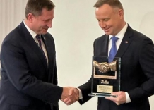 President of Poland shaking hands with President of Krakow Water  